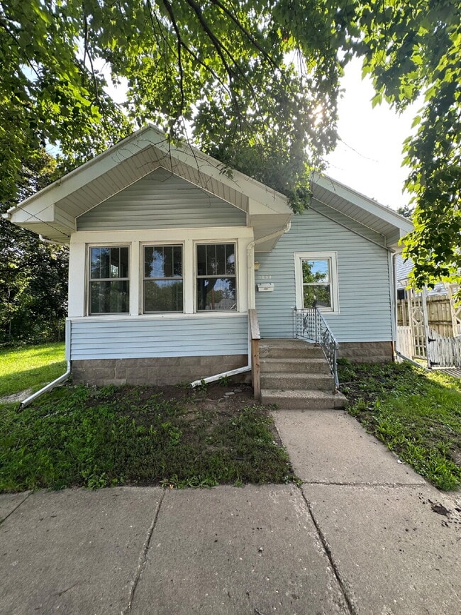Building Photo - 1253 Evergreen Ave Rental