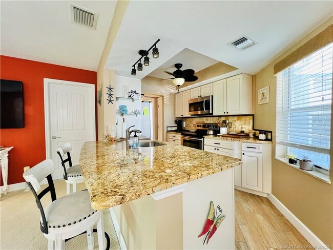 Building Photo - 3236 SE Aster Ln Unit M225