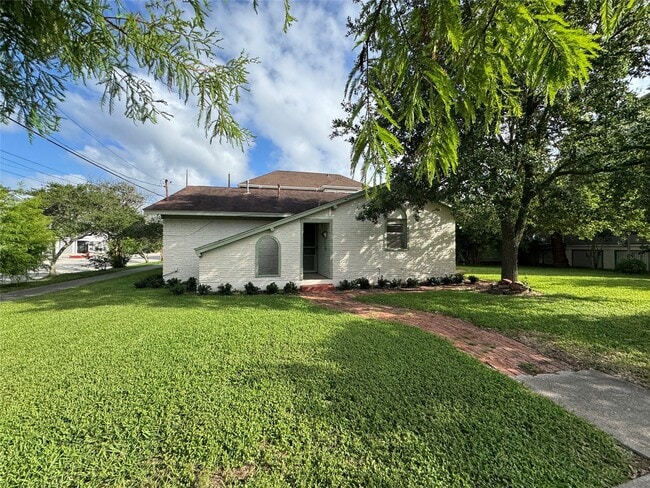 Building Photo - 1401 Avenue H