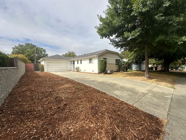 Building Photo - 3 Bedroom 2 Bathroom Home with Pool