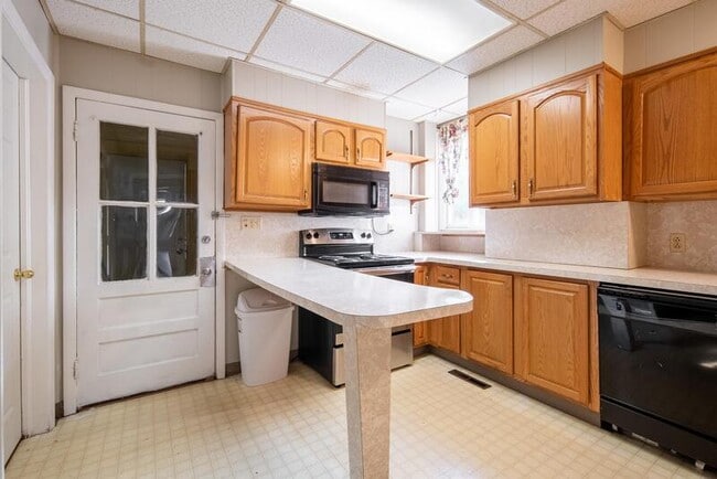 Photo - 450 Yates St