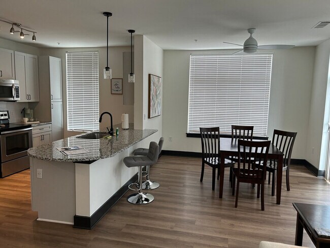 Photo - 401 W Trade St Unidad ID1344140P