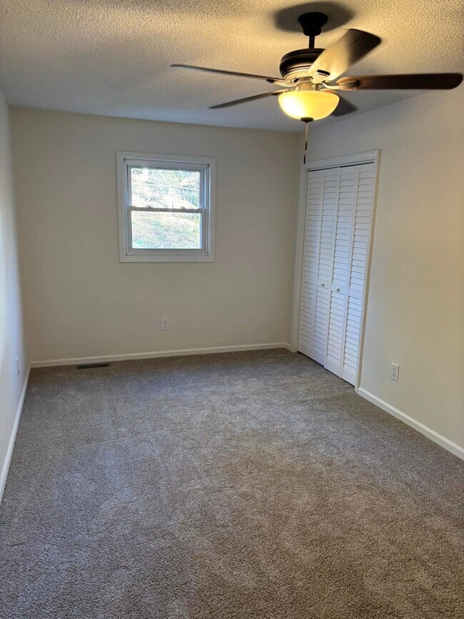 Photo - 804 Carolyn Dr SE