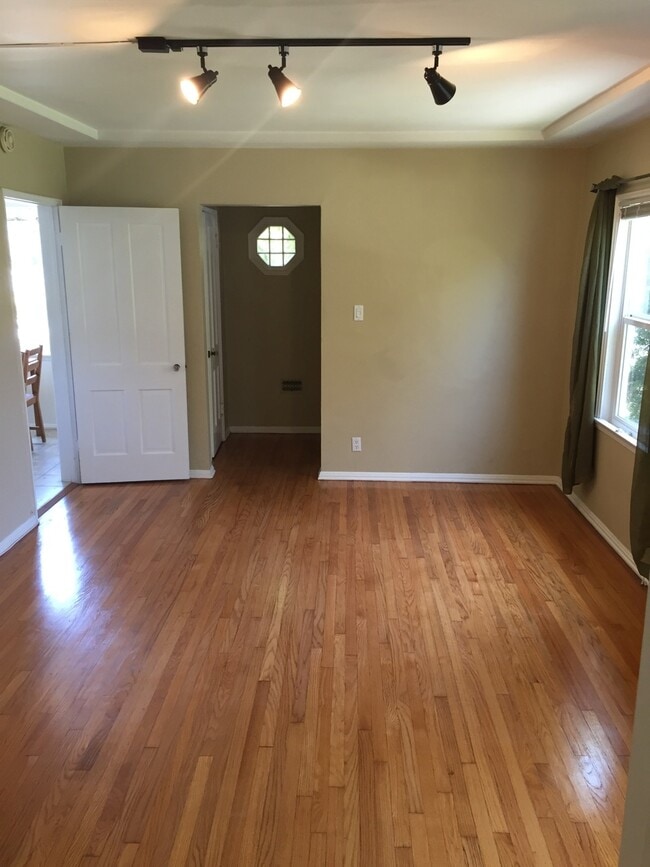 Building Photo - 1347 Oak St Unit 1347