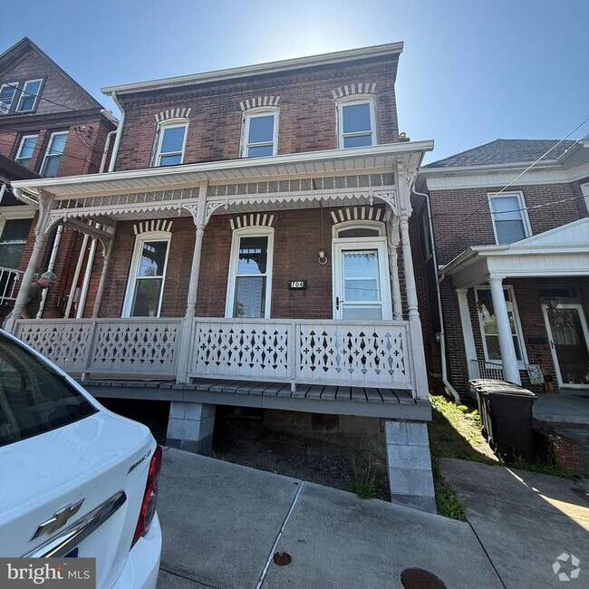 Building Photo - 704 5th St Rental