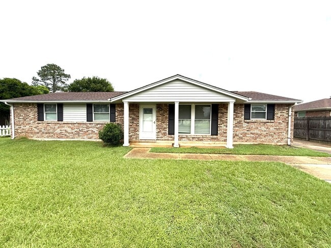 Building Photo - ** 4 Bed 2 Bath Located in Prattville ** Call 334-366-9198 for a self showing
