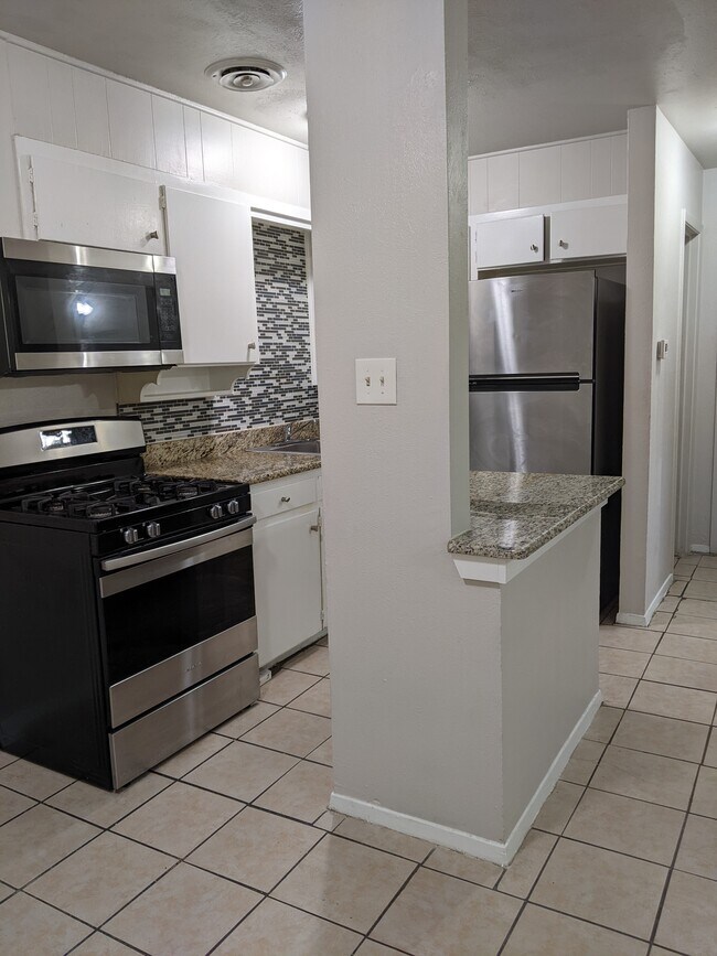 Photo - 2428 Louise St Unidad 14