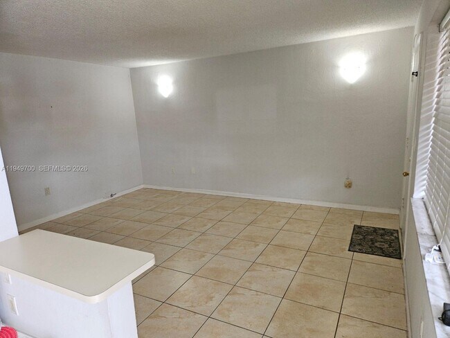 Building Photo - 4590 SW 67th Ave Unit 2