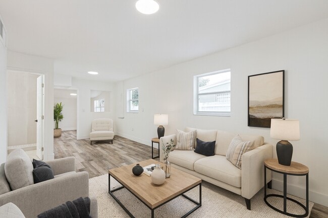 Photo - 724 Burlington St