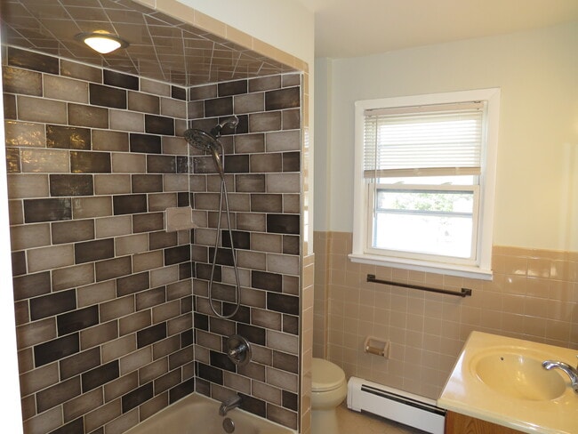 Baño completo - 11 Louis St Unidad 2nd Floor