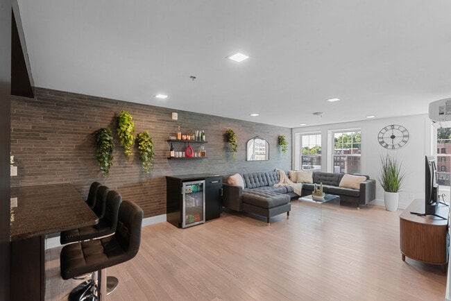 Photo - King's Court