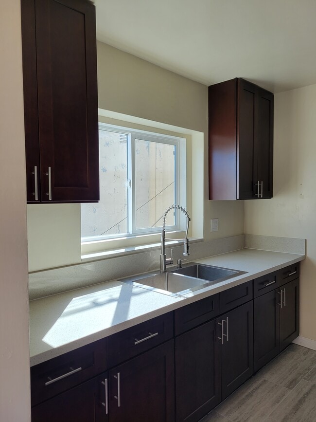 Building Photo - 2416 Flower St Unit B