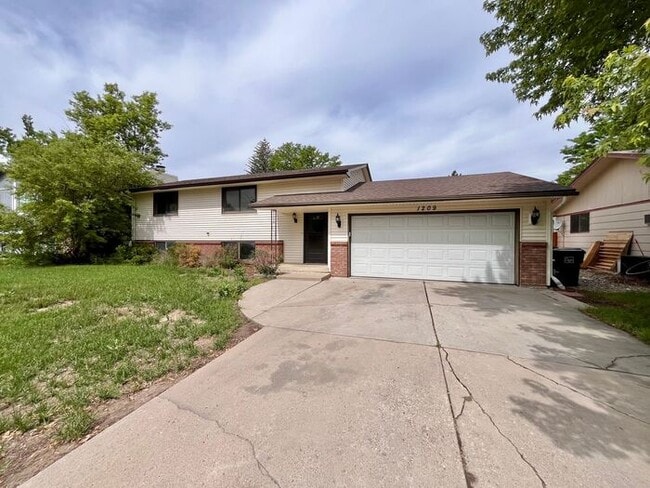 Large 3 Bedroom, 2 Bathroom Home in the Th... - Large 3 Bedroom, 2 Bathroom Home in the Th...