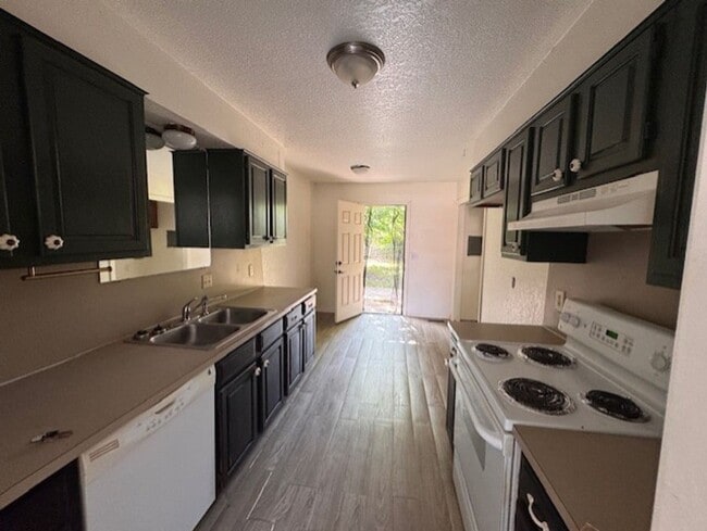 Photo - 2 bed one bath spacious duplex in Mustang!