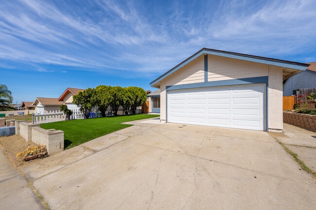 Photo - 3482 Alonquin Way