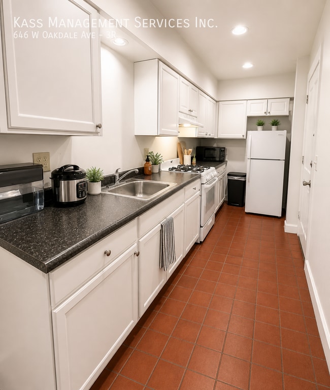 Building Photo - 646 W Oakdale Ave Unit 3R
