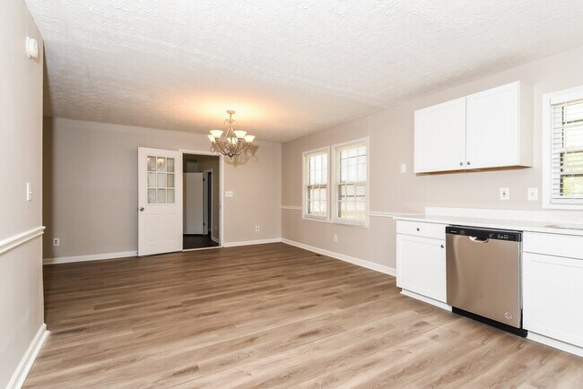 Photo - 6390 Queens Rd