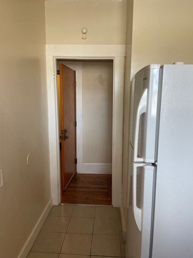 Photo - Very Bright Sunny, Quiet and Cozy location, this unit is Completely Renovated Studio Unidad 58