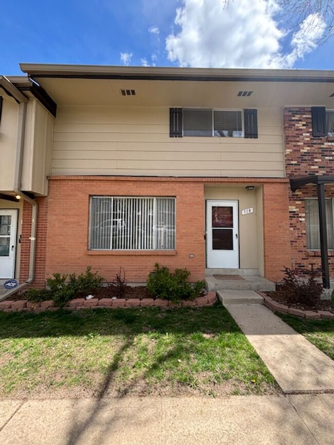 Updated 2 bd/3ba Townhome in Lakewood - Updated 2 bd/3ba Townhome in Lakewood