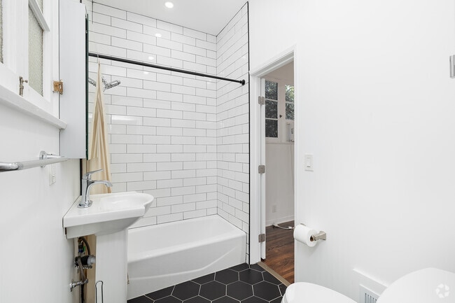 2BR, 1.5BA - 675SF - Bathroom