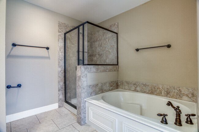 Bright Corner 3-Bed with Garage & In-Unit Laundry in Prime Dallas Location