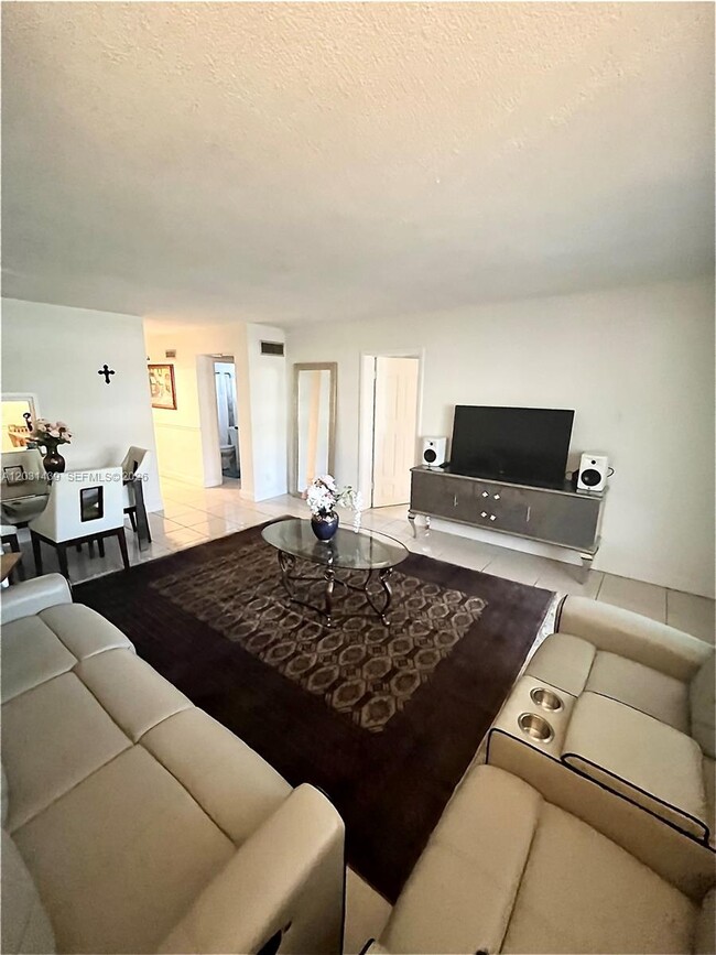 Building Photo - 2581 Garden Dr N Unit 203