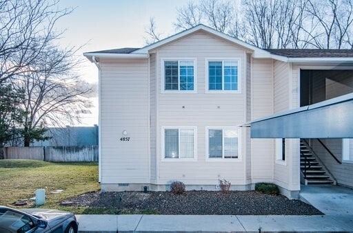 Building Photo - Remodeled 2 Bed 1 Bath! Close to freeway, ... Unit 202 Rental