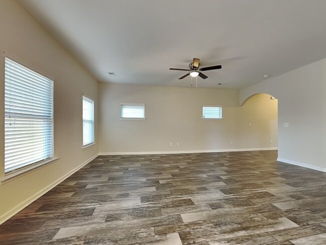 Photo - 428 Hawkeye Ct