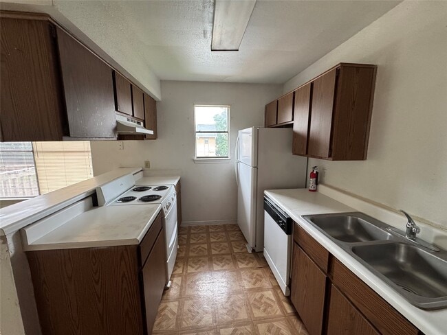 Building Photo - 3213 Hirschfield Rd Unit C
