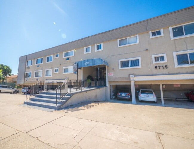 Photo - 5715 Vineland Ave