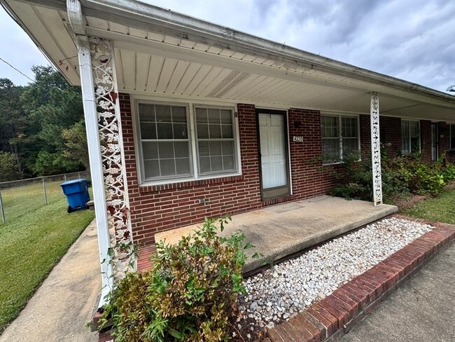 Building Photo - 2 Bed Duplex with Rocking Chair Front Porc...