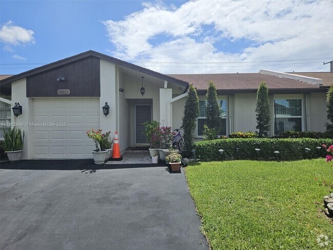 Building Photo - 15700 Bottlebrush Cir Rental