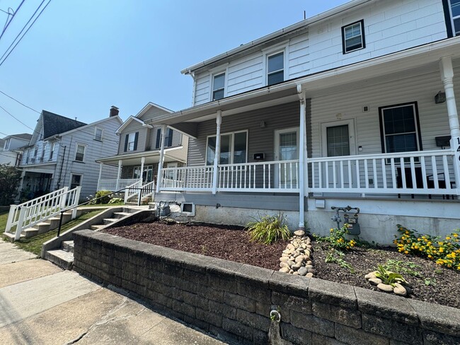 Building Photo - THREE BEDROOM/ONE BATH TWIN Rental