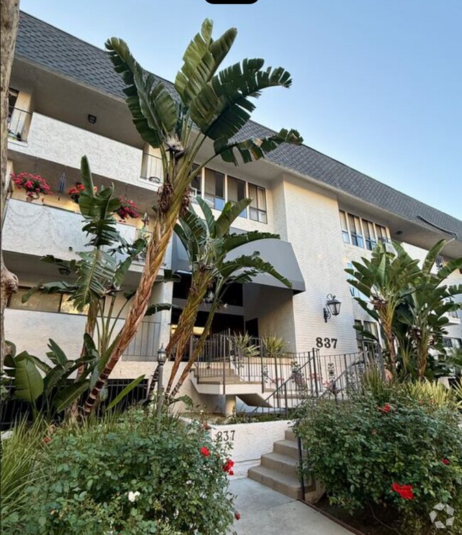Building Photo - 837 N West Knoll Dr Unit 104 Rental
