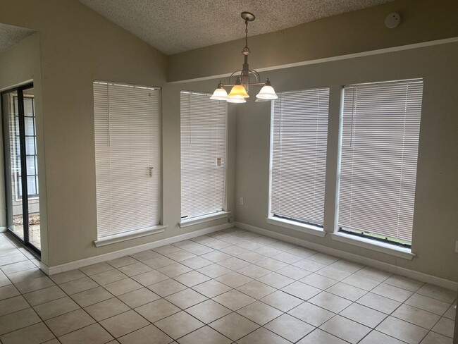 Building Photo - 1134-1136 Willow Creek Dr Unit 1134