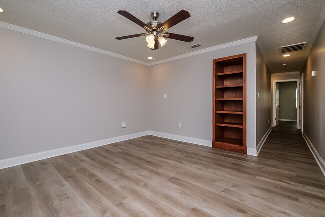 Photo - 9311 Mary Ave