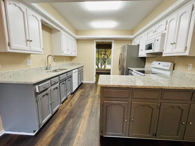 Photo - 909 E 13th St