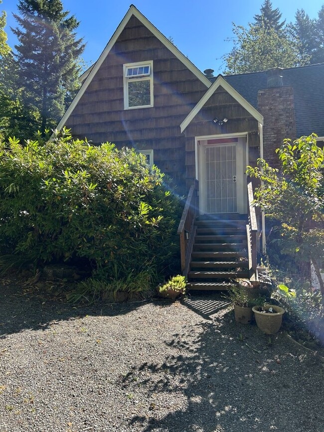 Building Photo - 4 Bedroom Upstairs Unit in a Country Setting Rental