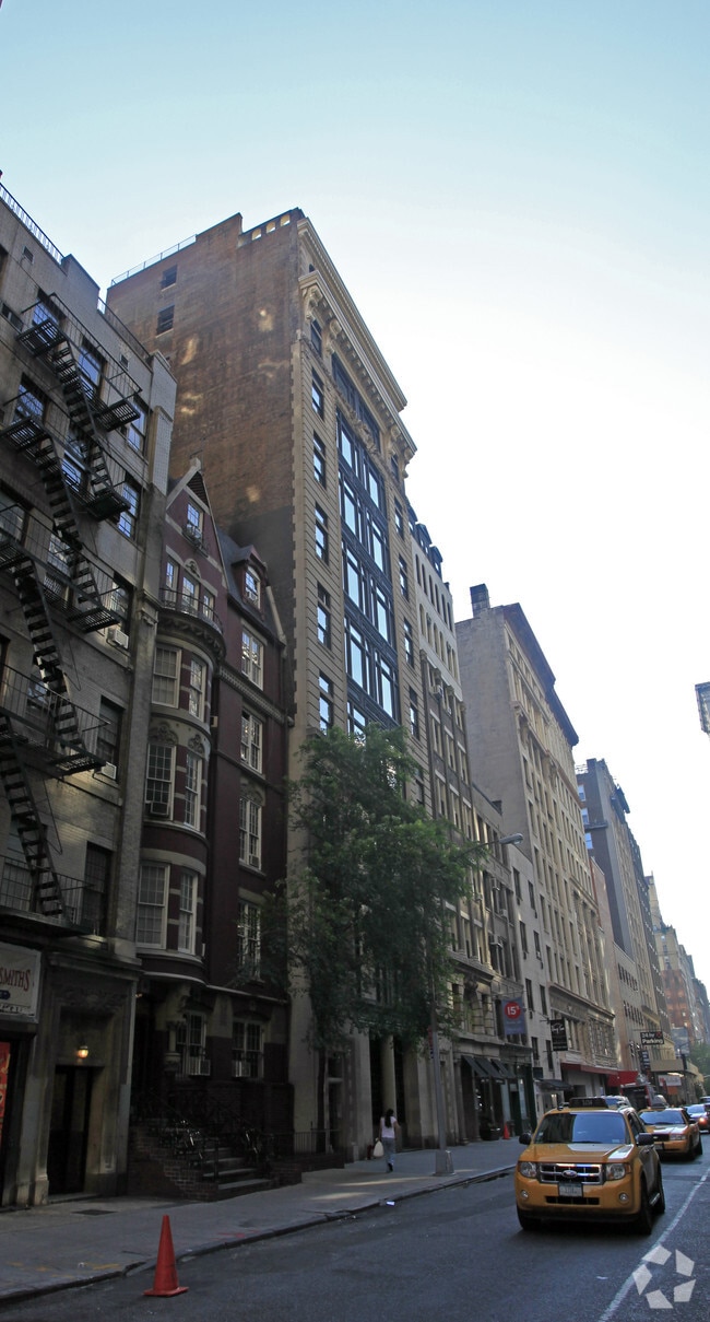 Photo - 25 E 21st St