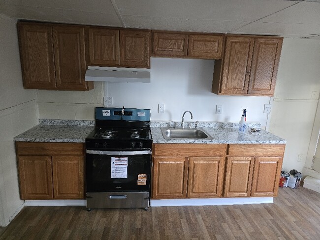 Building Photo - 401 E Broad St Rental