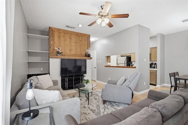 Building Photo - 908 Poplar St Unit 206