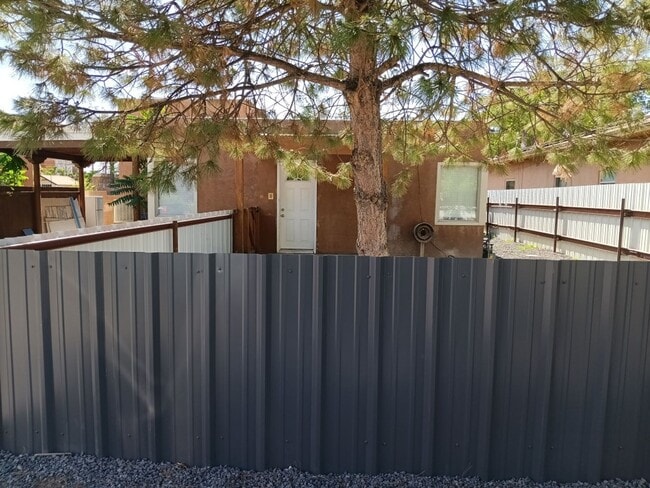 Building Photo - 2-bedroom, 1-bathroom home located in the vibrant city of Albuquerque