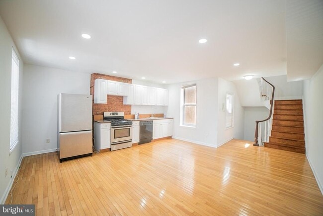 Building Photo - 126 W Laurel St Unit 2