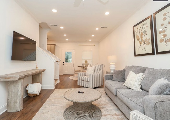 Photo - 511 Rosewood Ln