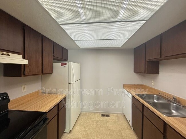 Photo - 1181 Redbluff Dr