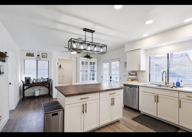 Fully Furnished Executive Rental in Las Vegas | Golf Course Adjacent | Corporate & Relocation Hou...