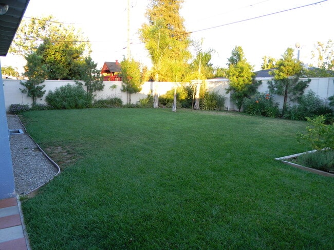 Building Photo - 332 E Oakmont Ave