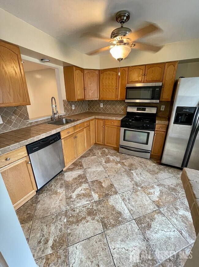 Photo - 410 Johnstone St