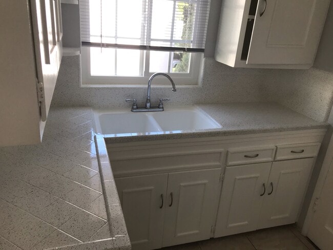 Kitchen - 1114 N Sweetzer Ave Apartments Unit #A