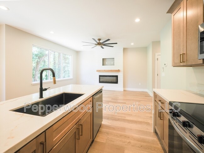 Photo - 933 Ansel St